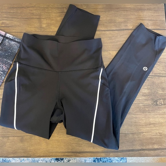 Bundle of Lululemon crops - Picture 3 of 7